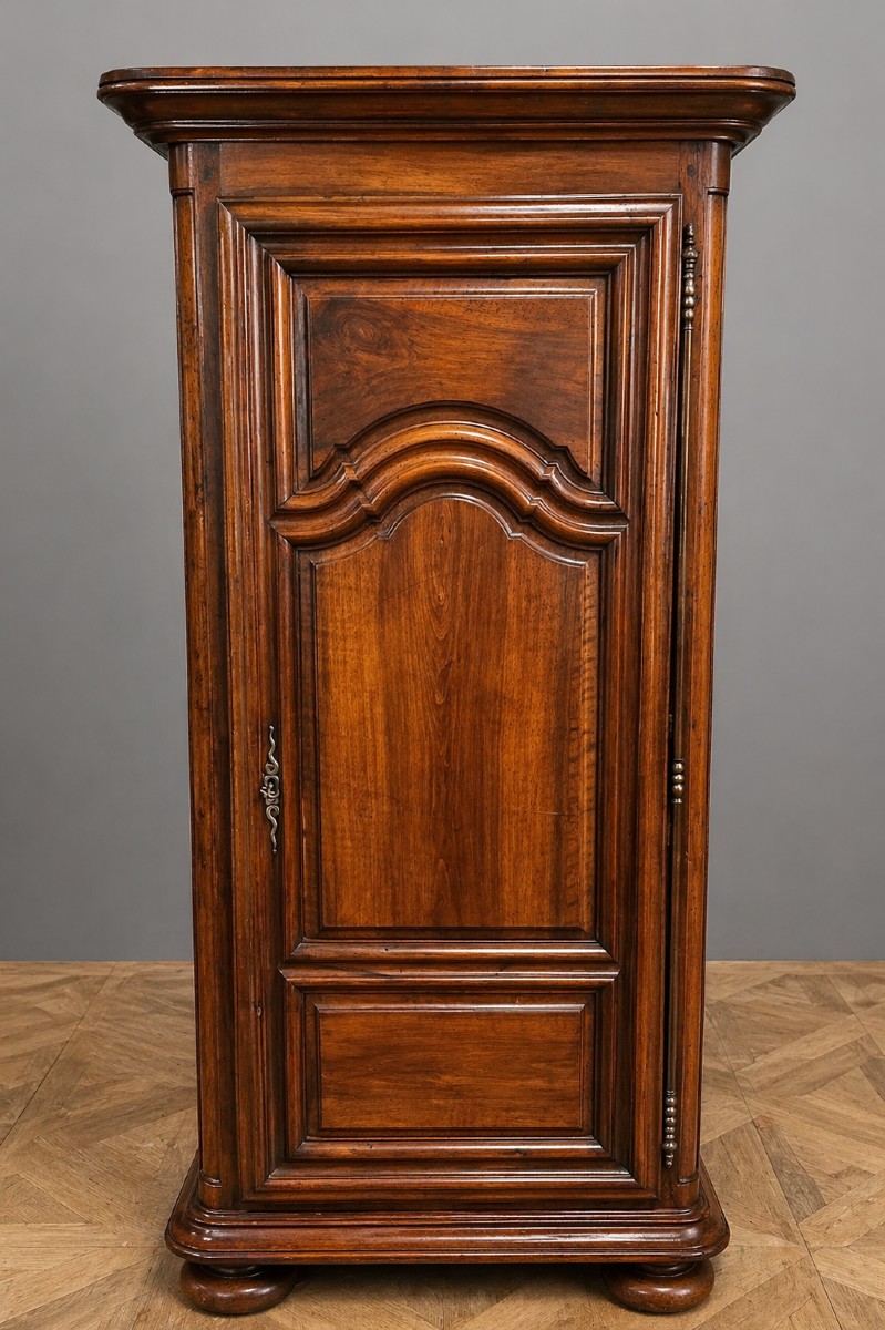 Armoire bonnetiére Louis XIII en noyer massif 