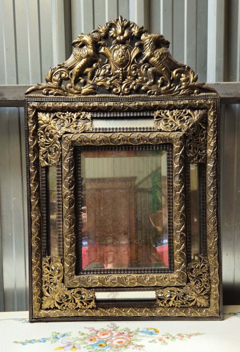 Miroir en cuivre repoussé et doré à fronton aux chimères – Époque Napoléon III  -photo-1