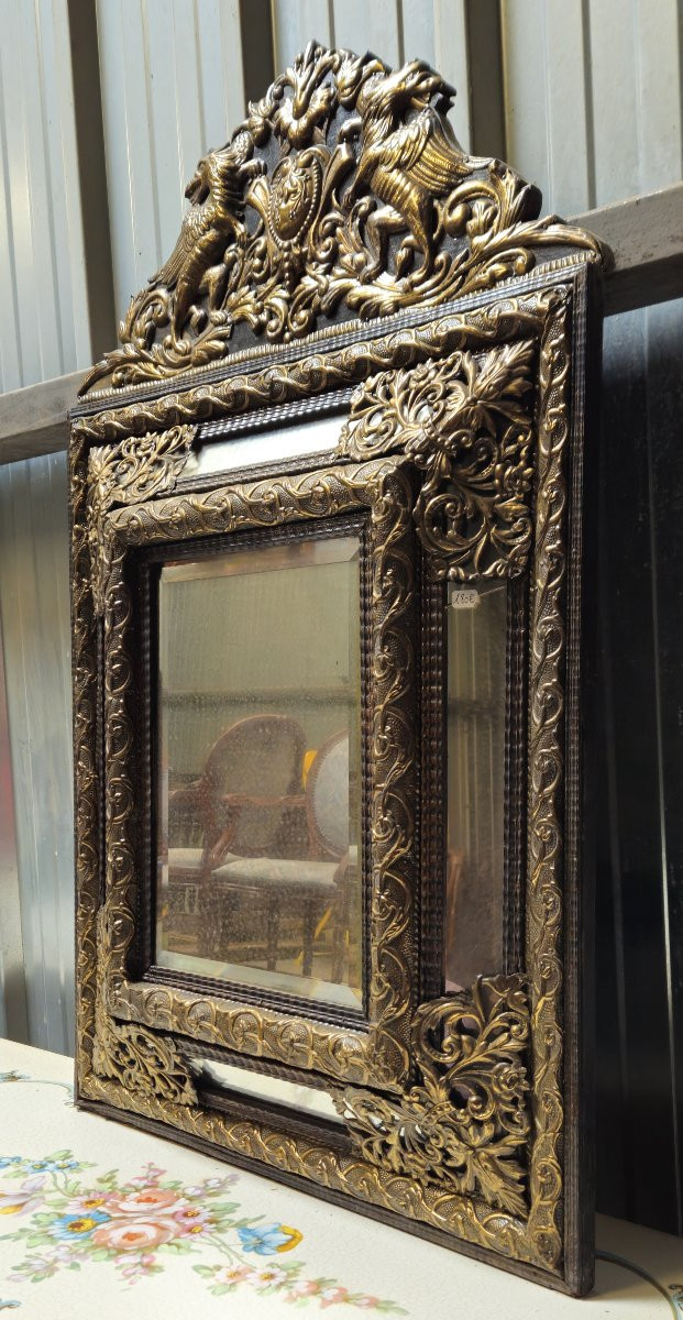 Miroir en cuivre repoussé et doré à fronton aux chimères – Époque Napoléon III  -photo-2