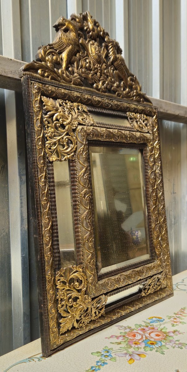 Miroir en cuivre repoussé et doré à fronton aux chimères – Époque Napoléon III  -photo-3