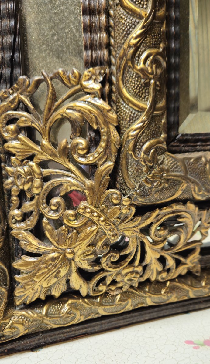 Miroir en cuivre repoussé et doré à fronton aux chimères – Époque Napoléon III  -photo-4