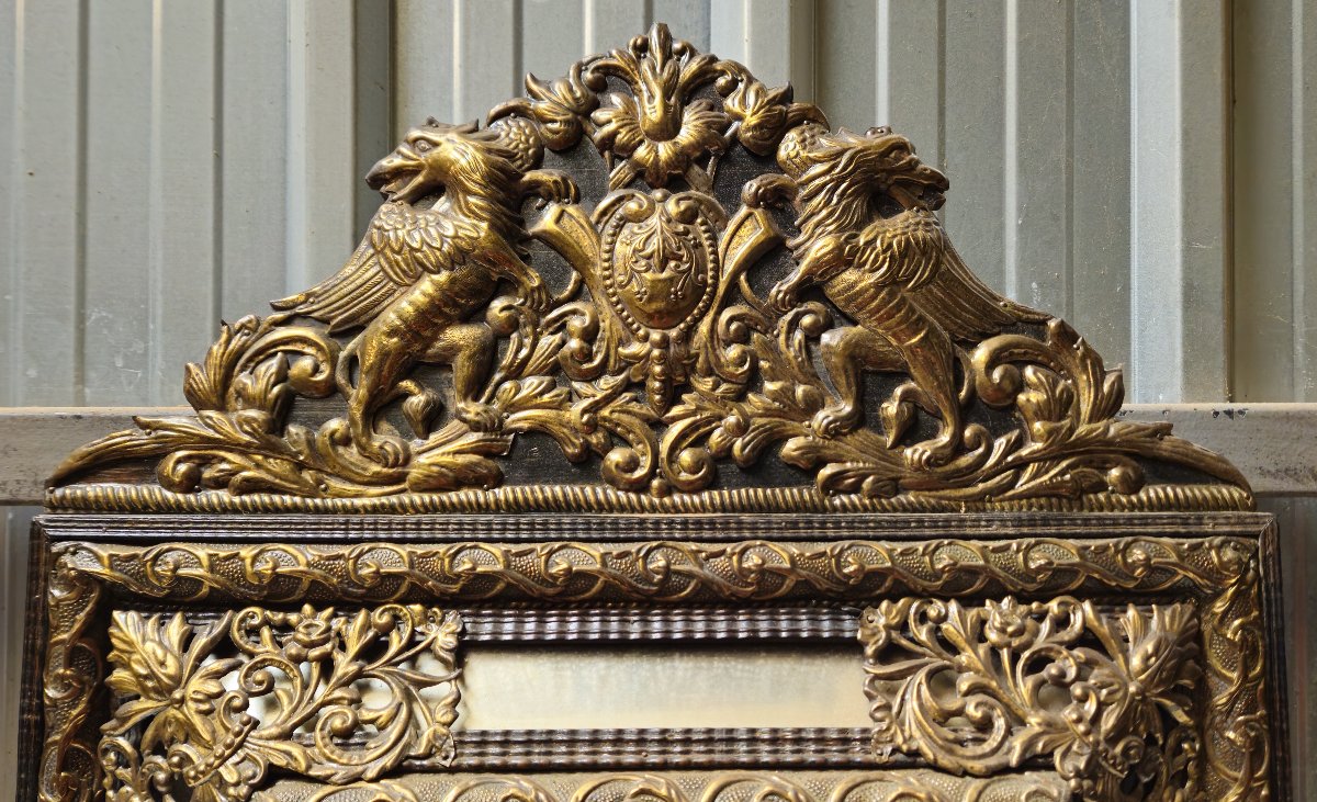 Miroir en cuivre repoussé et doré à fronton aux chimères – Époque Napoléon III  -photo-5