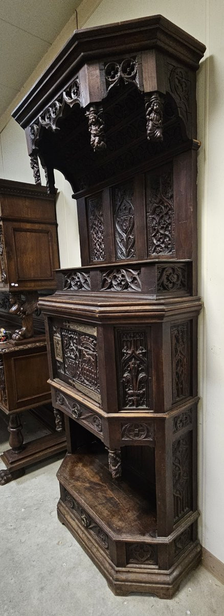 Important meuble néo-gothique en chêne richement sculpté – XIXe siècle -photo-1