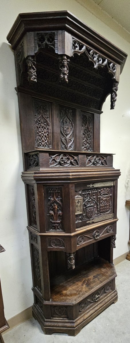 Important meuble néo-gothique en chêne richement sculpté – XIXe siècle -photo-2