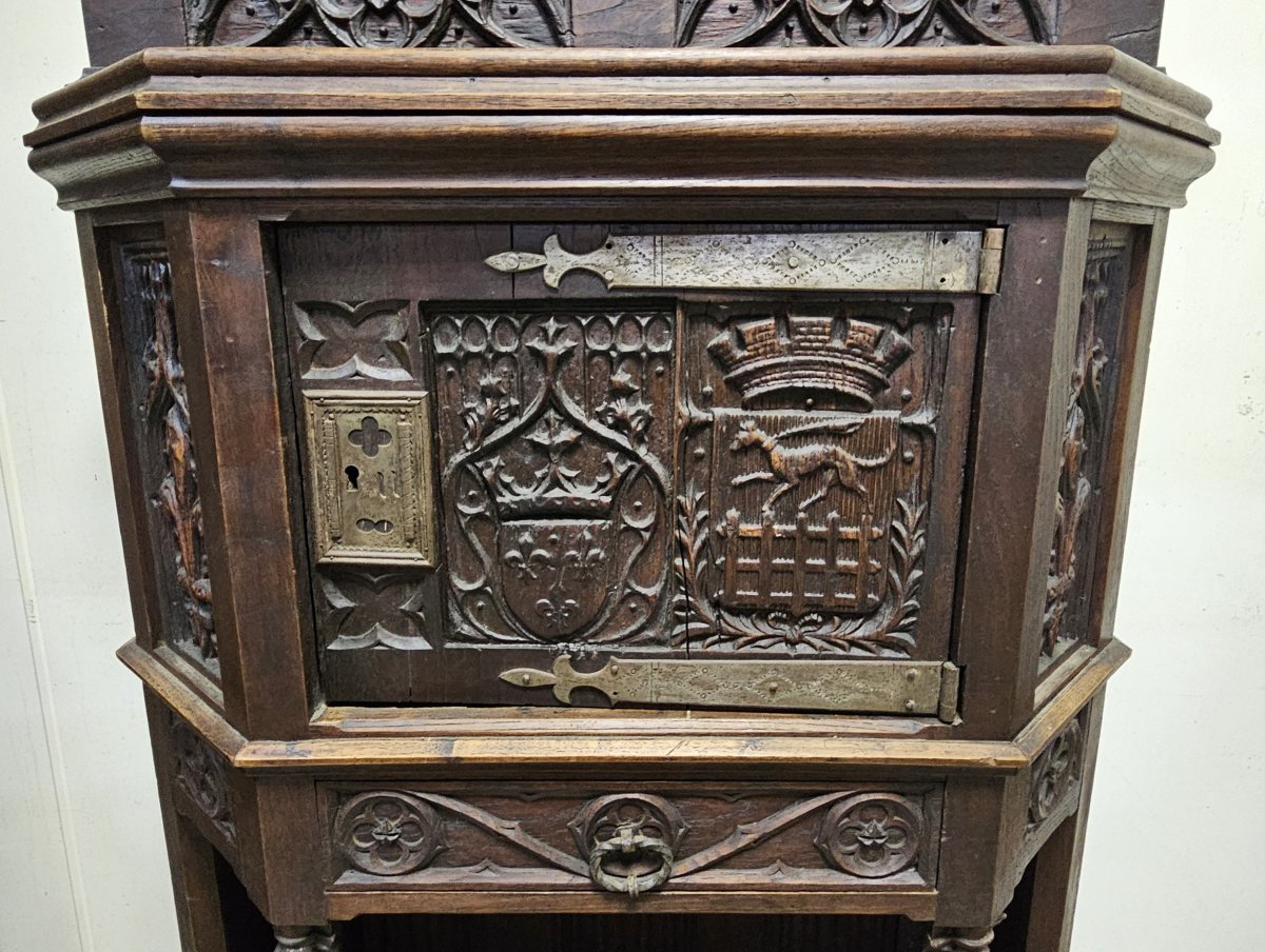 Important meuble néo-gothique en chêne richement sculpté – XIXe siècle -photo-4