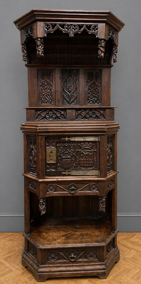 Important meuble néo-gothique en chêne richement sculpté – XIXe siècle 