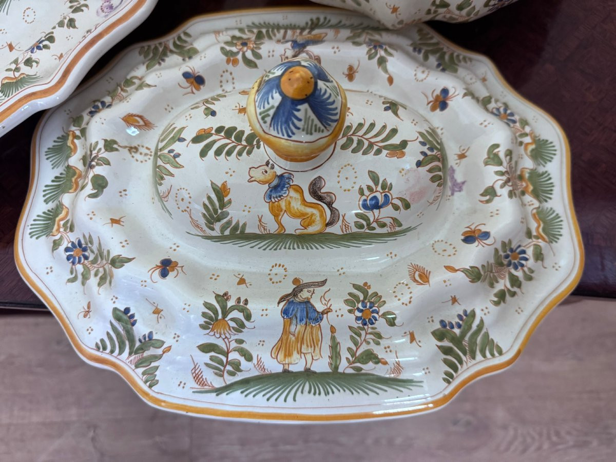 Importante soupière couverte et son présentoir en faïence – Décor polychrome -photo-2