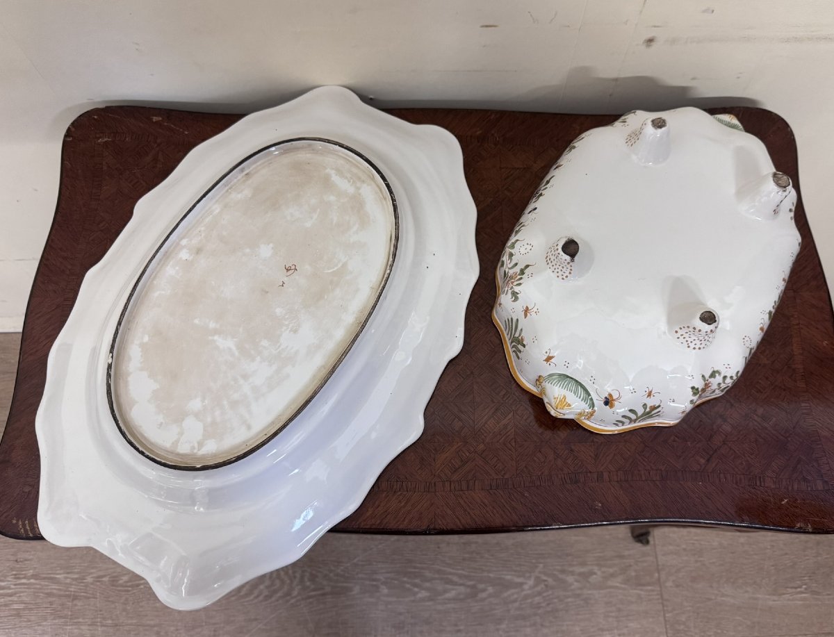 Importante soupière couverte et son présentoir en faïence – Décor polychrome -photo-4