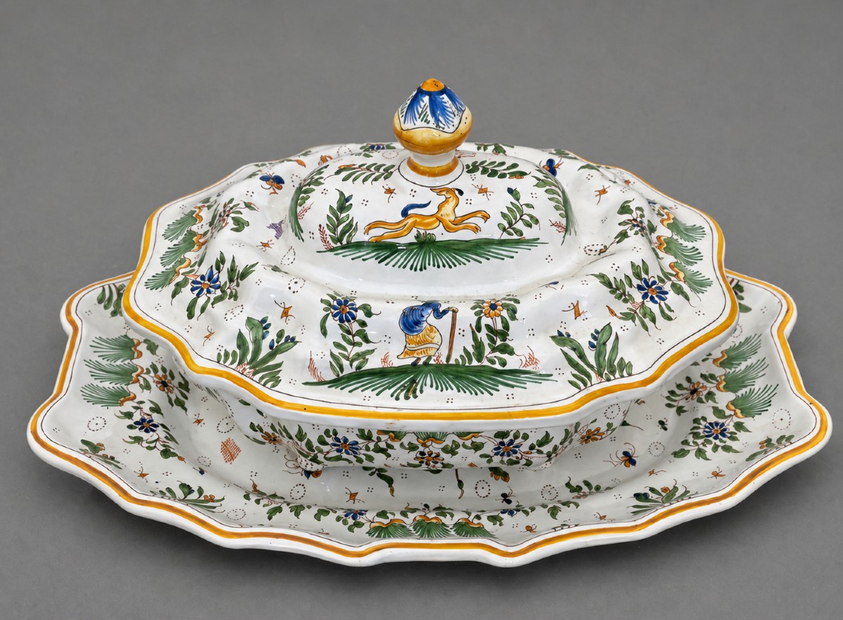 Importante soupière couverte et son présentoir en faïence – Décor polychrome 