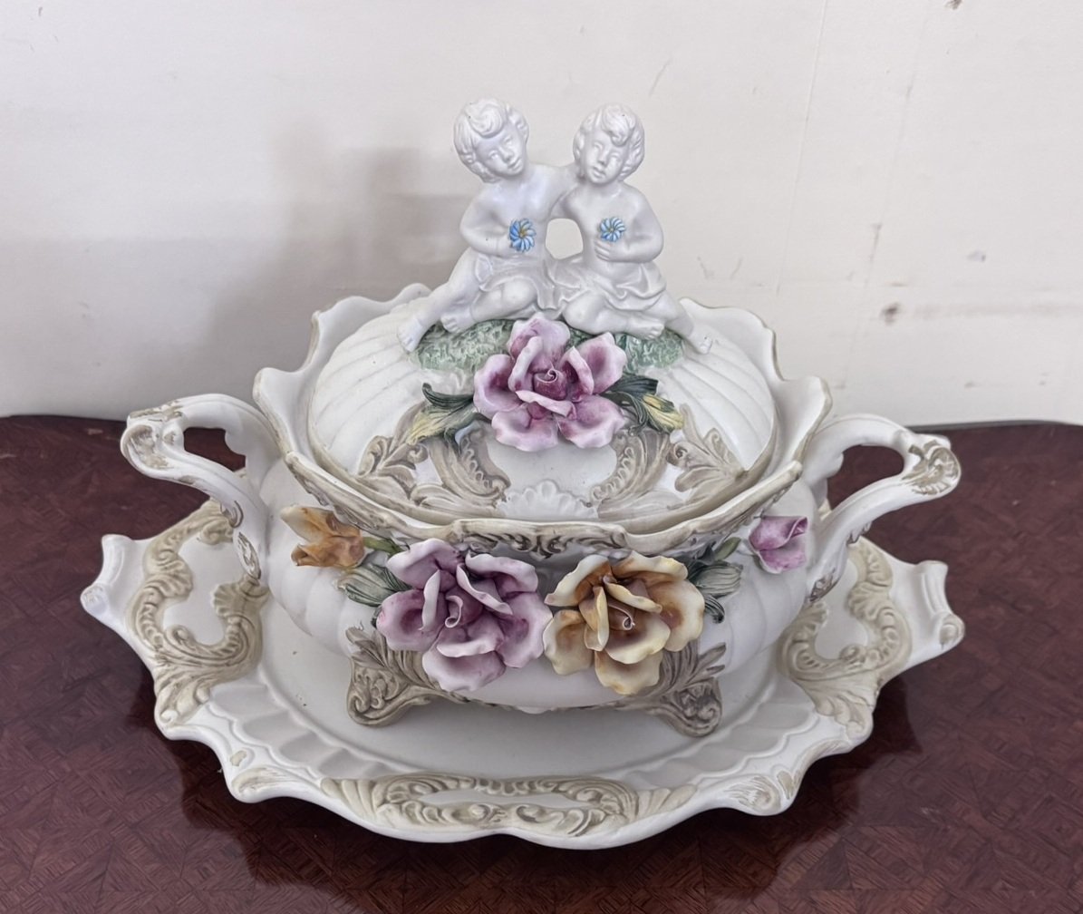 Importante soupière couverte et son présentoir – Porcelaine à décor en relief -photo-1