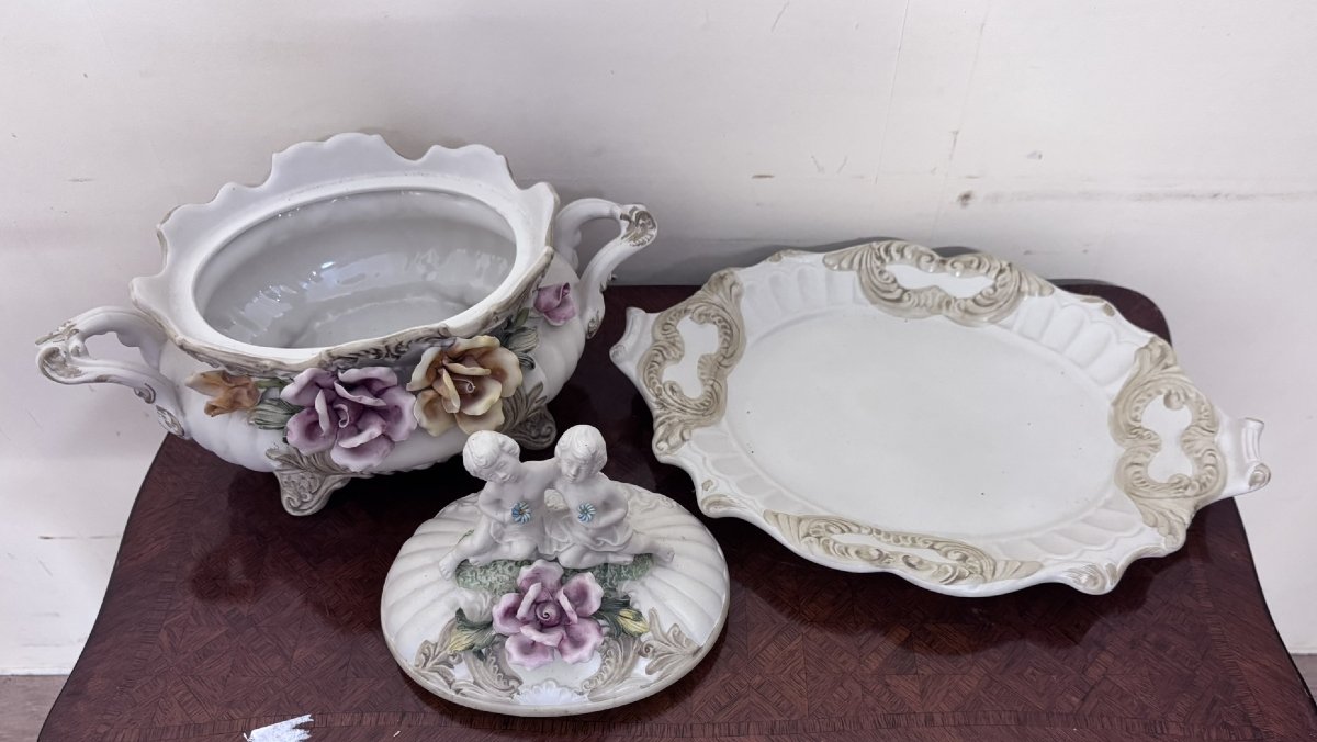 Importante soupière couverte et son présentoir – Porcelaine à décor en relief -photo-2