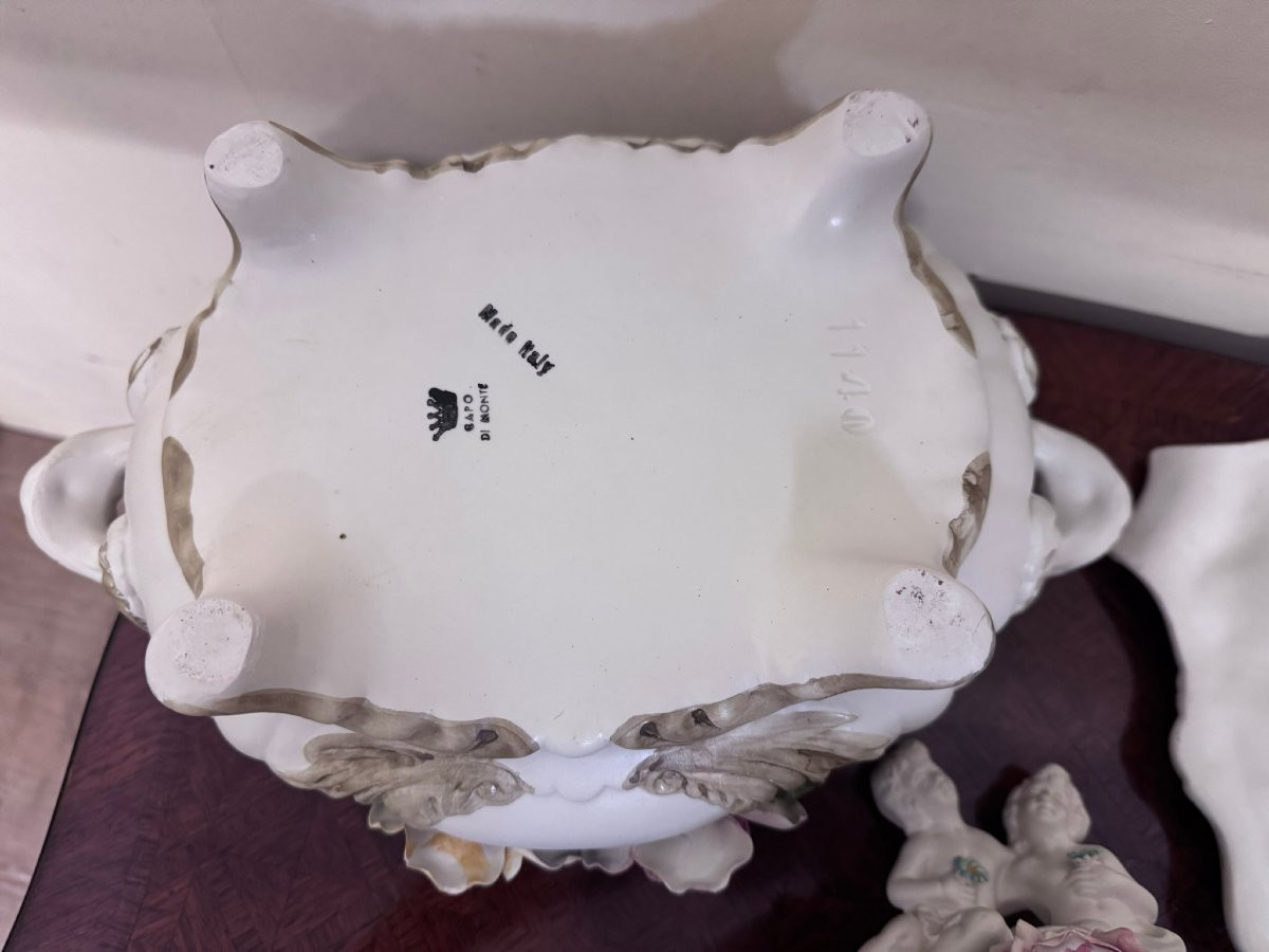 Importante soupière couverte et son présentoir – Porcelaine à décor en relief -photo-3