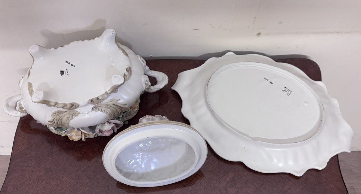 Importante soupière couverte et son présentoir – Porcelaine à décor en relief -photo-4