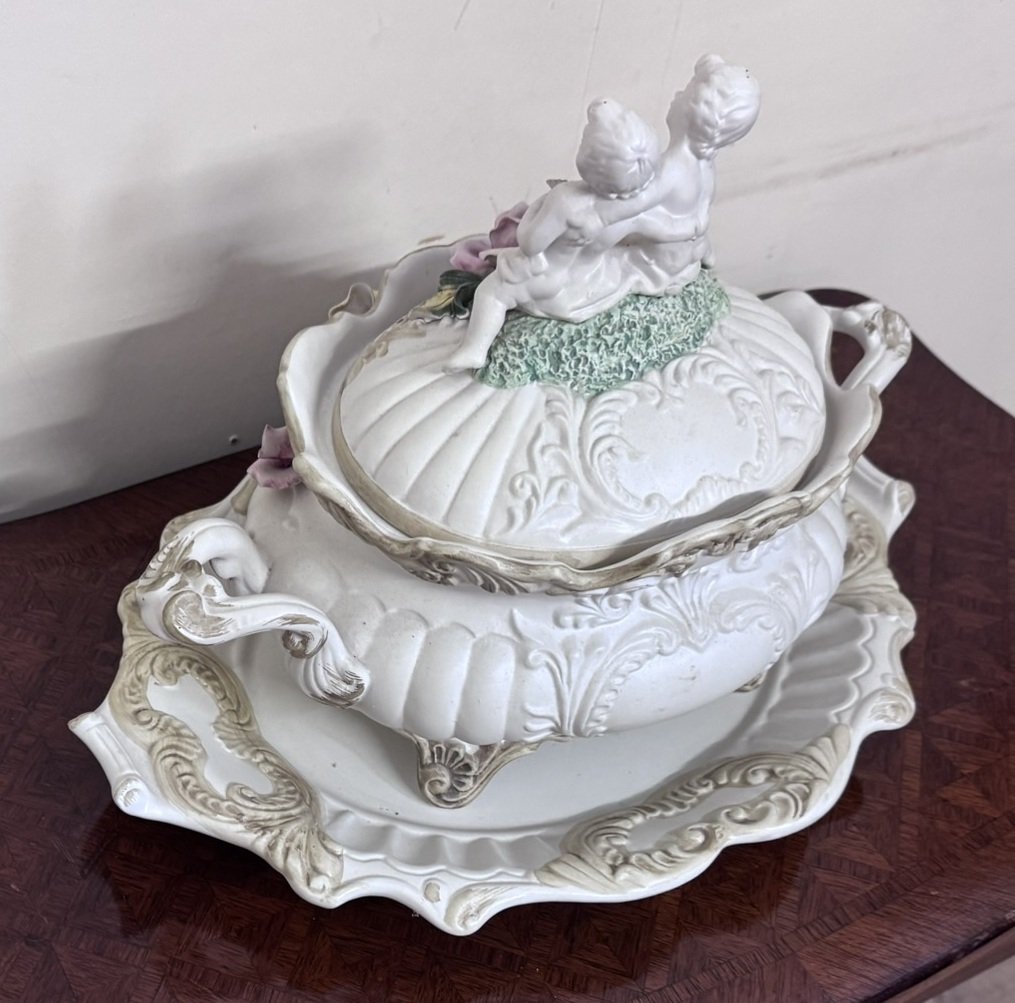 Importante soupière couverte et son présentoir – Porcelaine à décor en relief -photo-5