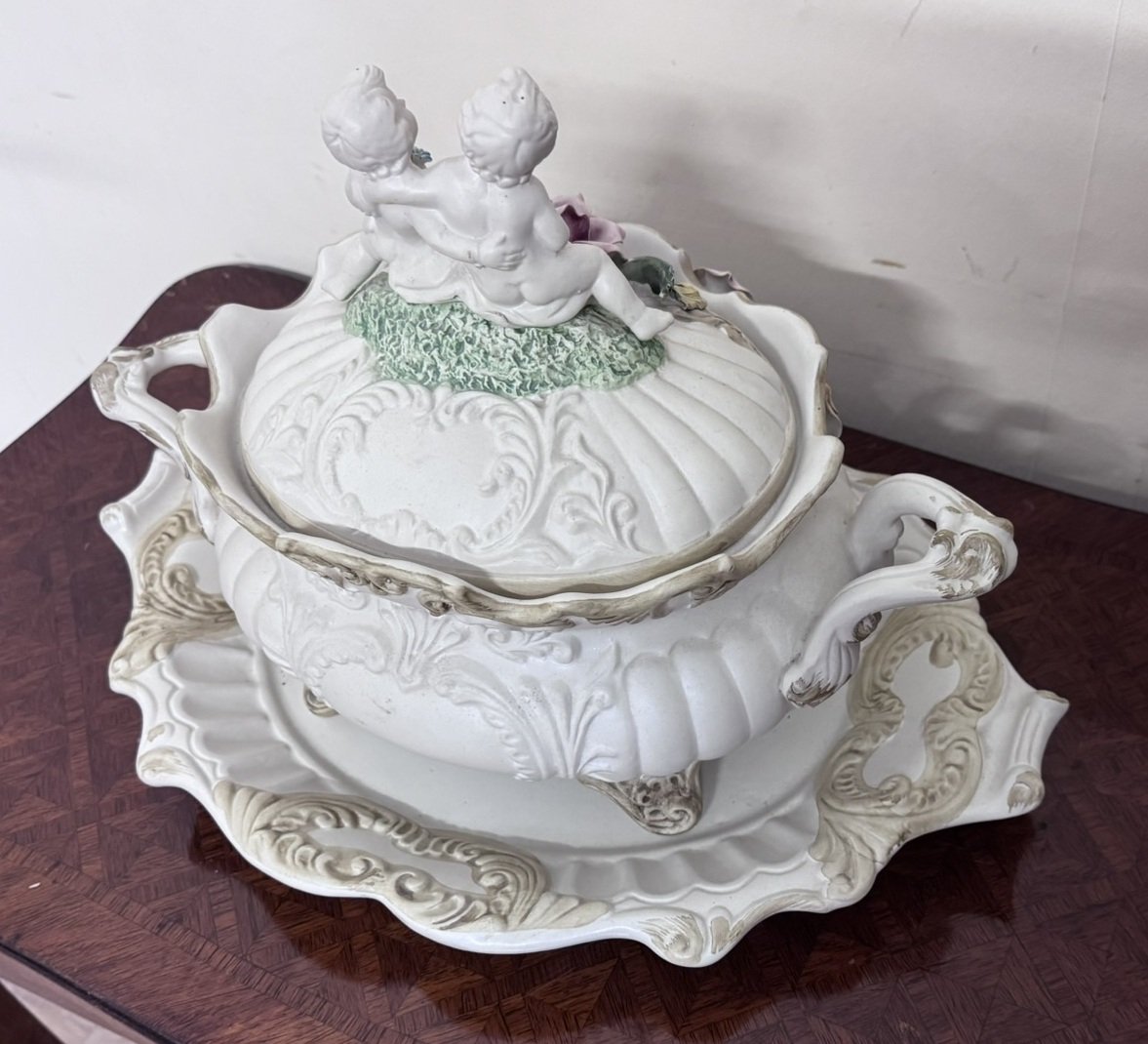 Importante soupière couverte et son présentoir – Porcelaine à décor en relief -photo-6