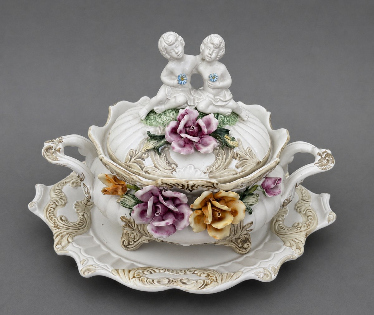 Importante soupière couverte et son présentoir – Porcelaine à décor en relief 