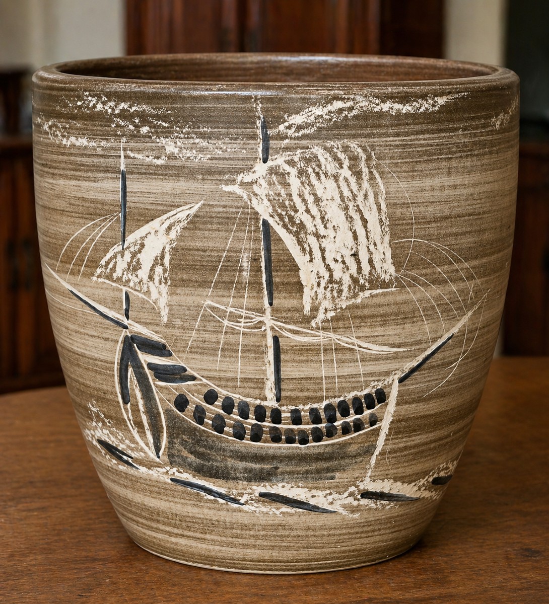 Cache-pot en céramique signée Millet – décor voilier 