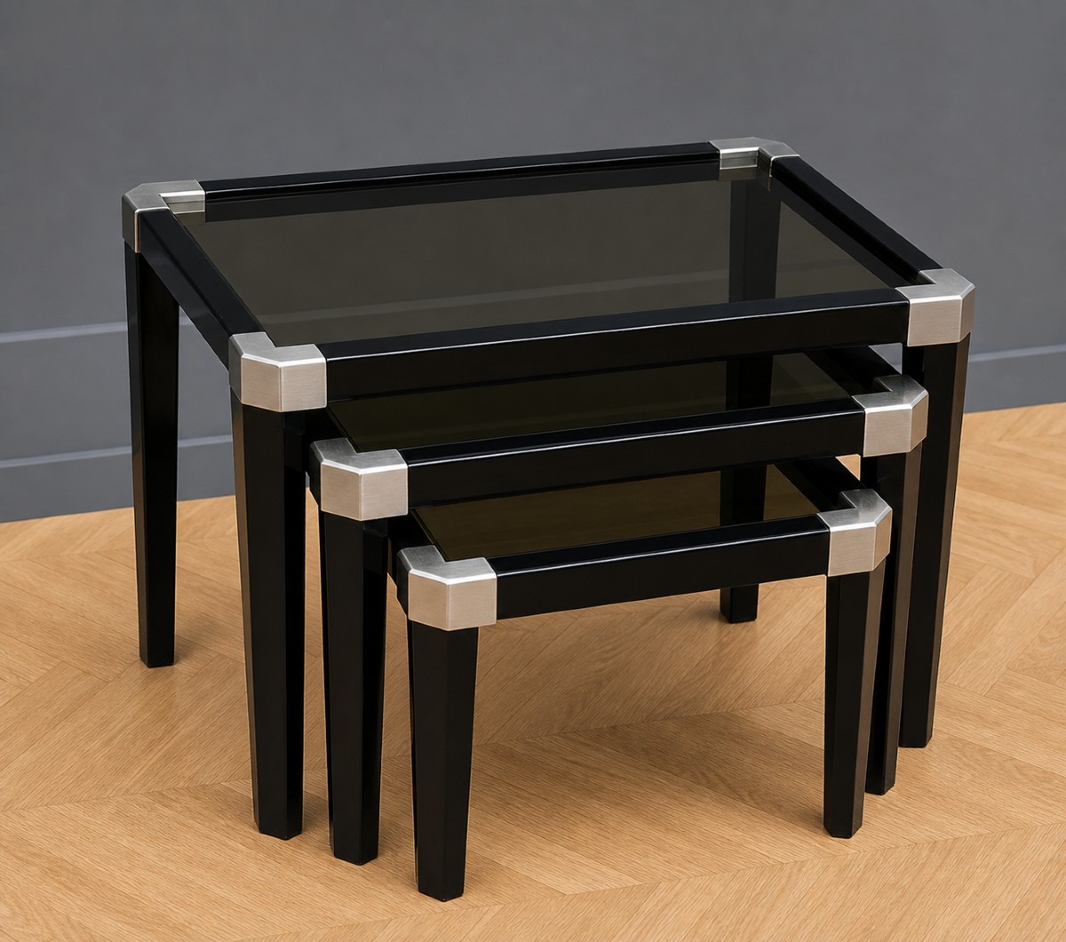 Suite de trois tables gigognes au design moderniste