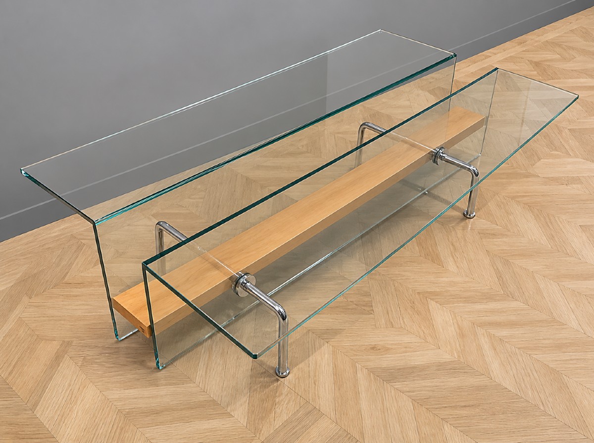 Table basse design des années 1970, alliant transparence et légèreté 