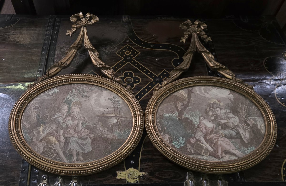 Paire de médaillons muraux de forme ovale, en bois sculpté et doré-photo-2