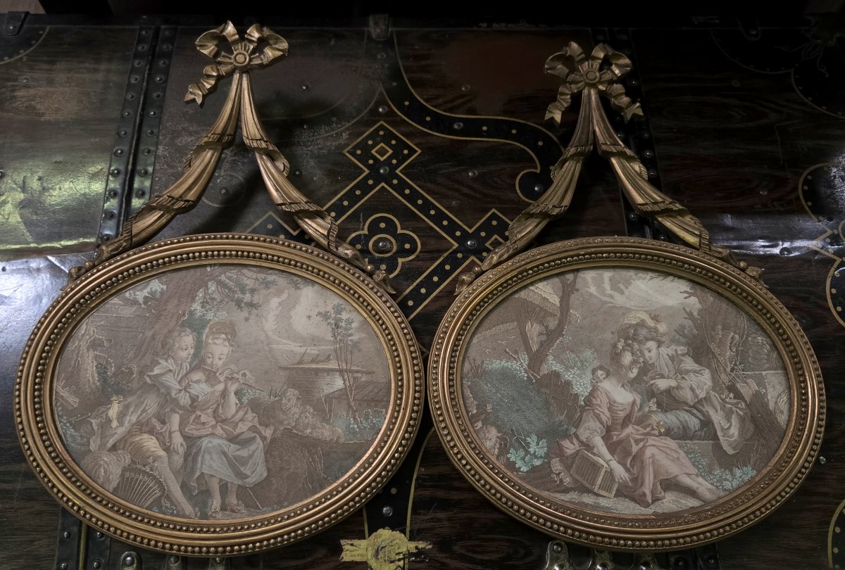 Paire de médaillons muraux de forme ovale, en bois sculpté et doré-photo-3