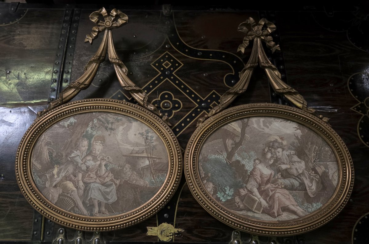 Paire de médaillons muraux de forme ovale, en bois sculpté et doré-photo-5