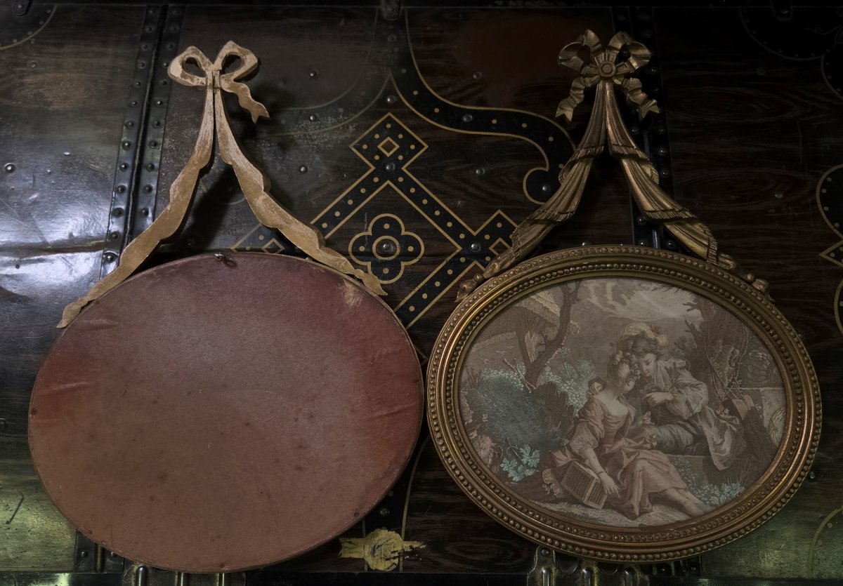 Paire de médaillons muraux de forme ovale, en bois sculpté et doré-photo-7