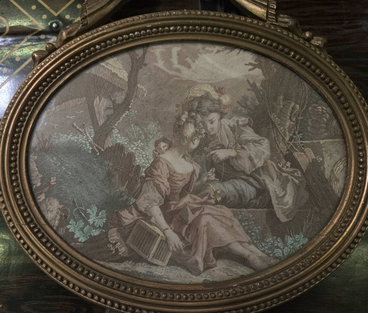 Paire de médaillons muraux de forme ovale, en bois sculpté et doré-photo-8