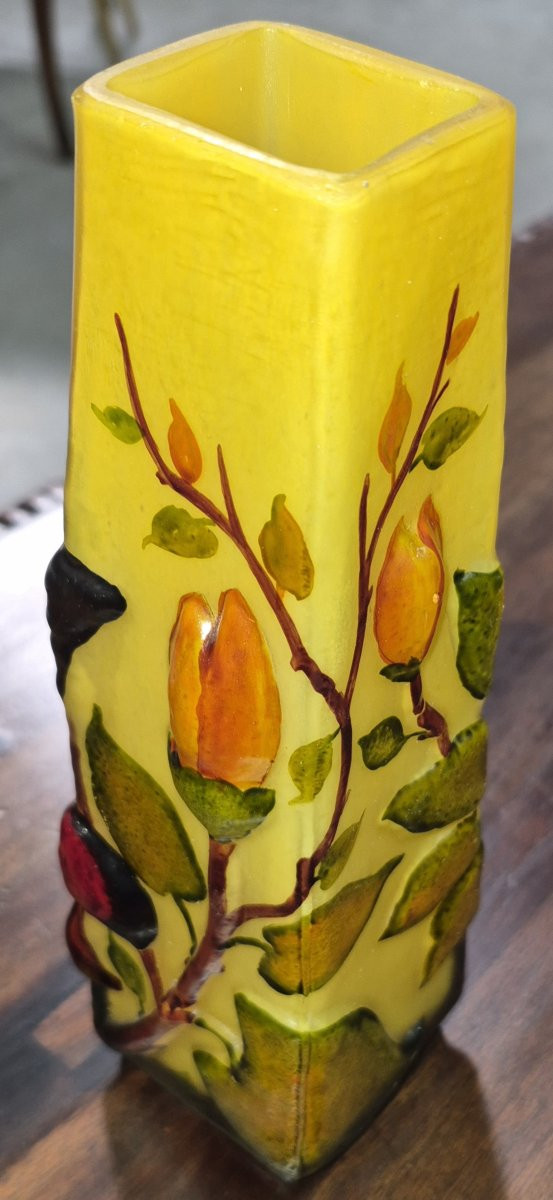 Vase de forme quadrangulaire en pâte de verre, à décor en relief d’un papillon stylisé -photo-3