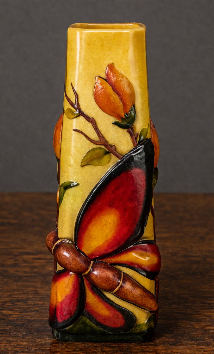 Vase de forme quadrangulaire en pâte de verre, à décor en relief d’un papillon stylisé -photo-1