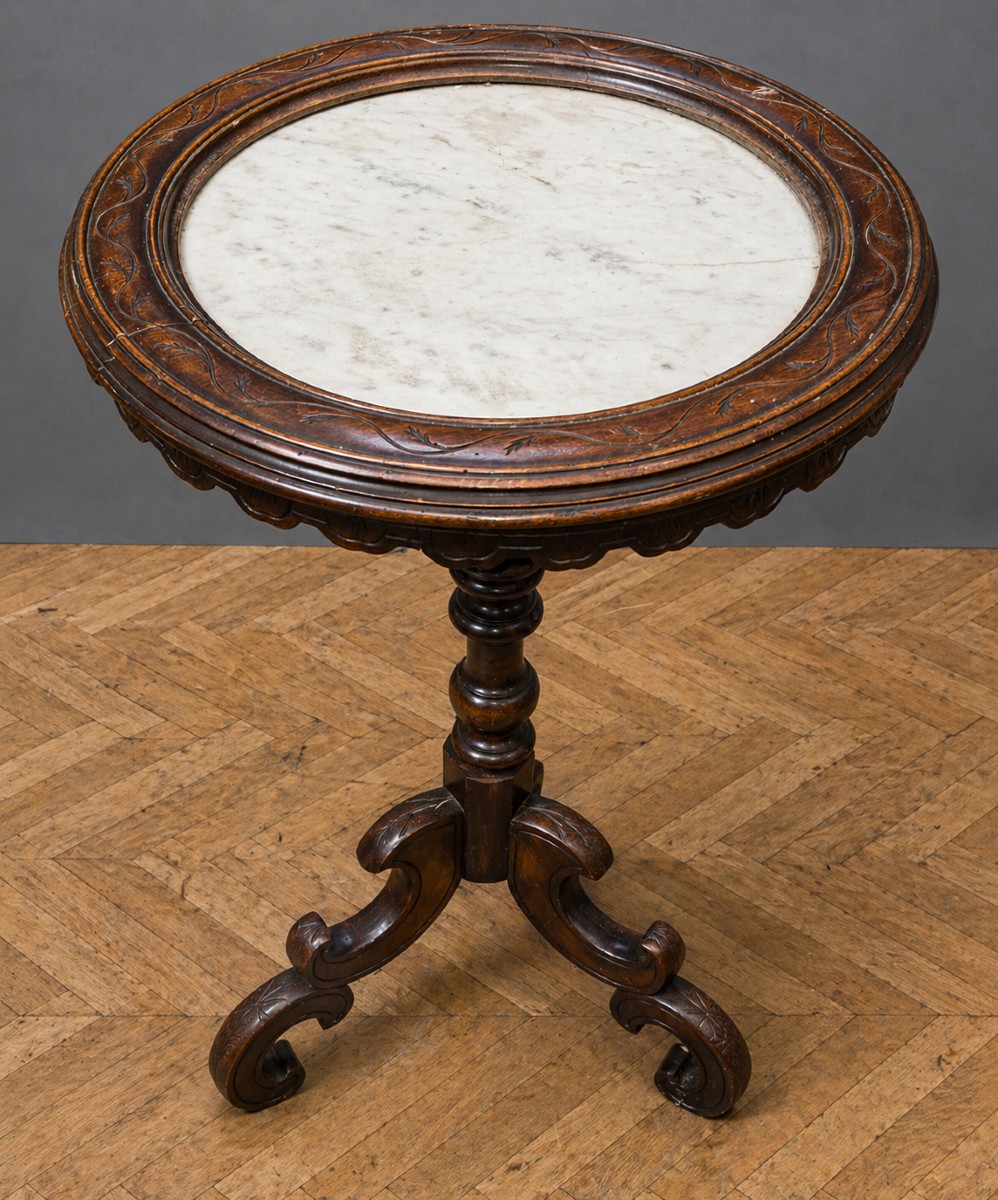 Guéridon époque Napoléon III, reposant sur un piètement tripode en noyer 