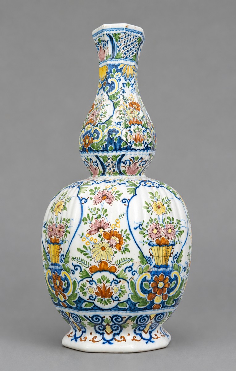 Grand vase en faïence à panse balustre et col élancé