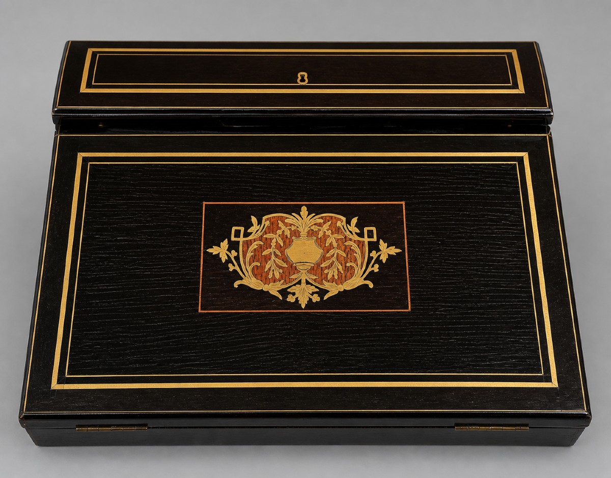 Ecritoire de voyage en bois noirci, orné de marqueterie de laiton et bois de rose