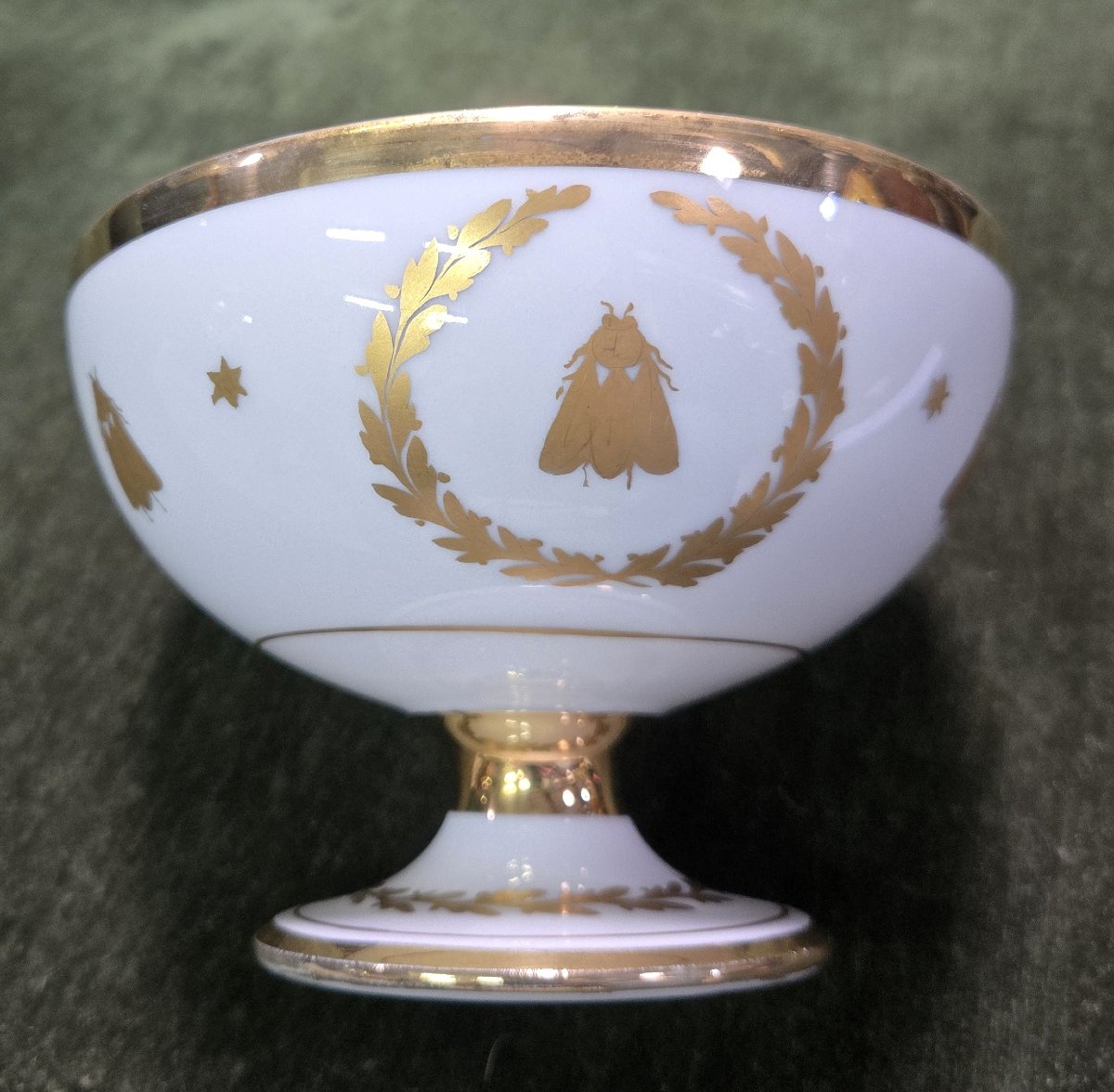Coupe sur pied en porcelaine blanche style Empire, richement décorée à l’or fin -photo-3