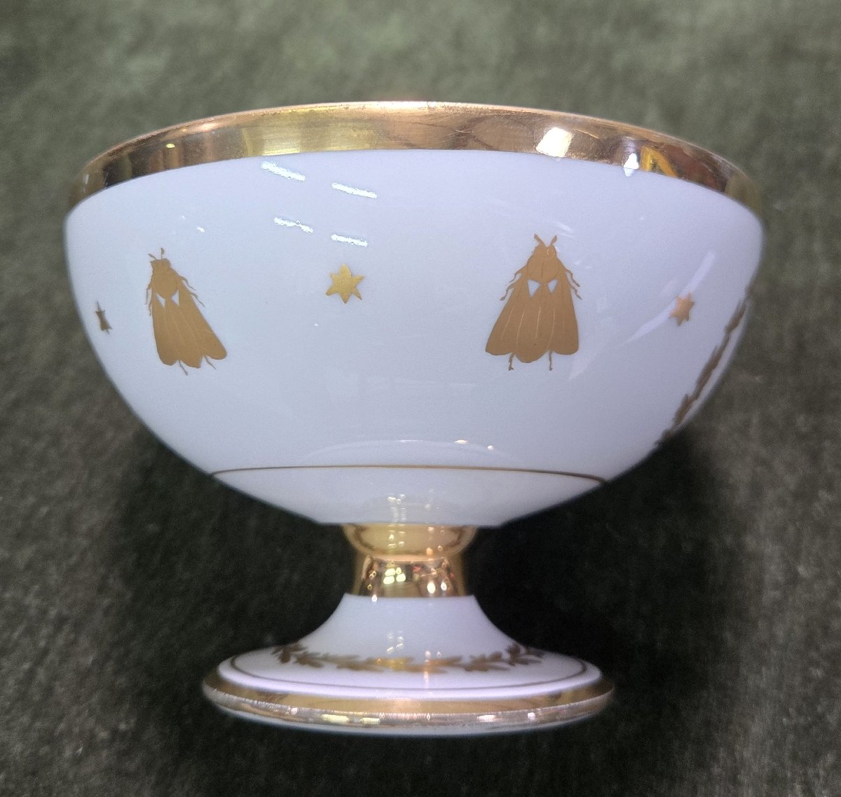 Coupe sur pied en porcelaine blanche style Empire, richement décorée à l’or fin -photo-4