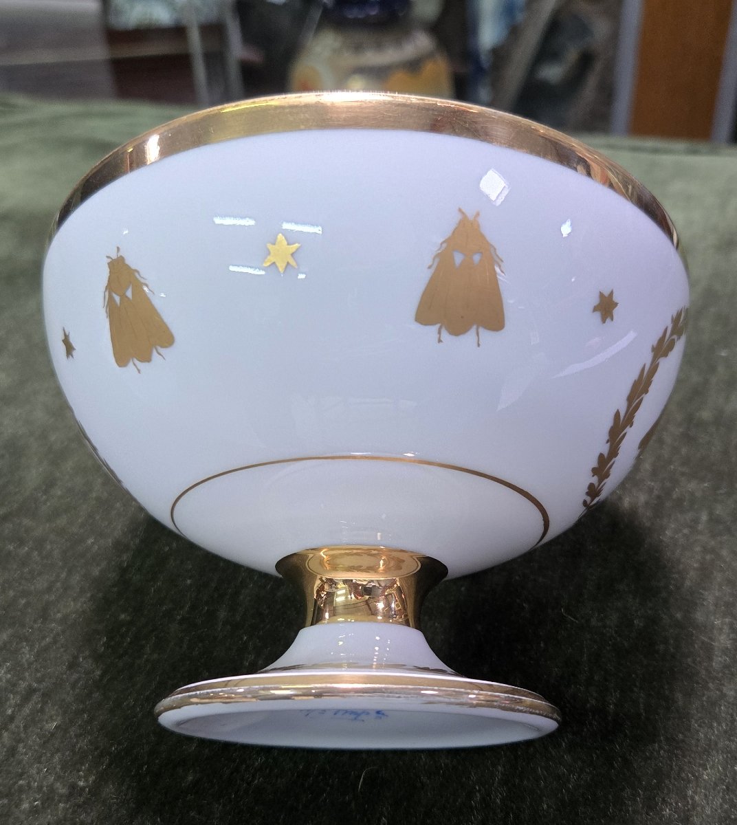 Coupe sur pied en porcelaine blanche style Empire, richement décorée à l’or fin -photo-5