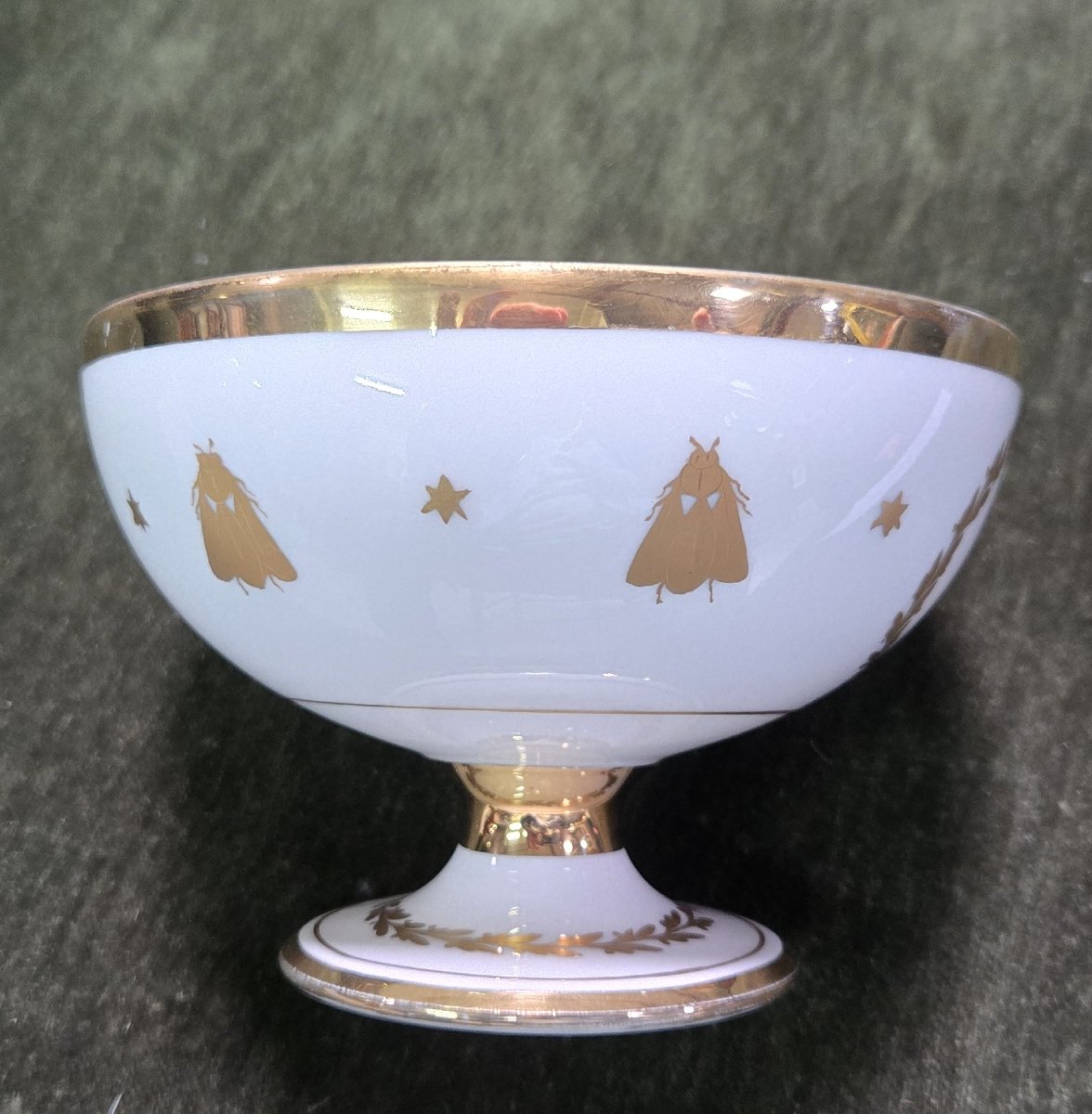 Coupe sur pied en porcelaine blanche style Empire, richement décorée à l’or fin -photo-6