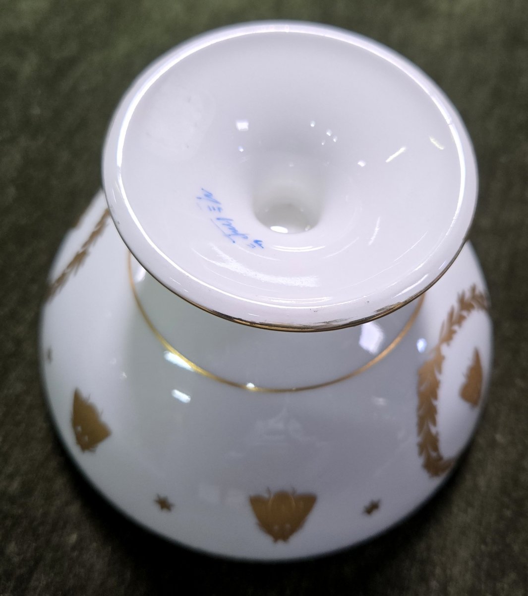 Coupe sur pied en porcelaine blanche style Empire, richement décorée à l’or fin -photo-7