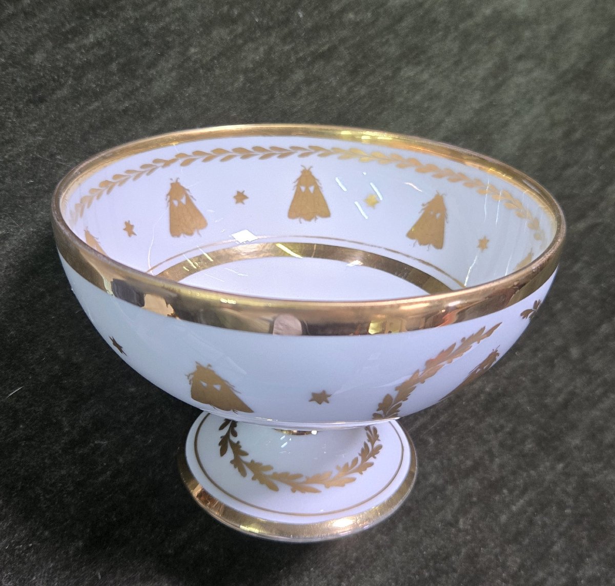 Coupe sur pied en porcelaine blanche style Empire, richement décorée à l’or fin -photo-8