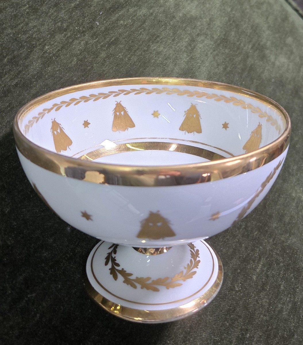 Coupe sur pied en porcelaine blanche style Empire, richement décorée à l’or fin 
