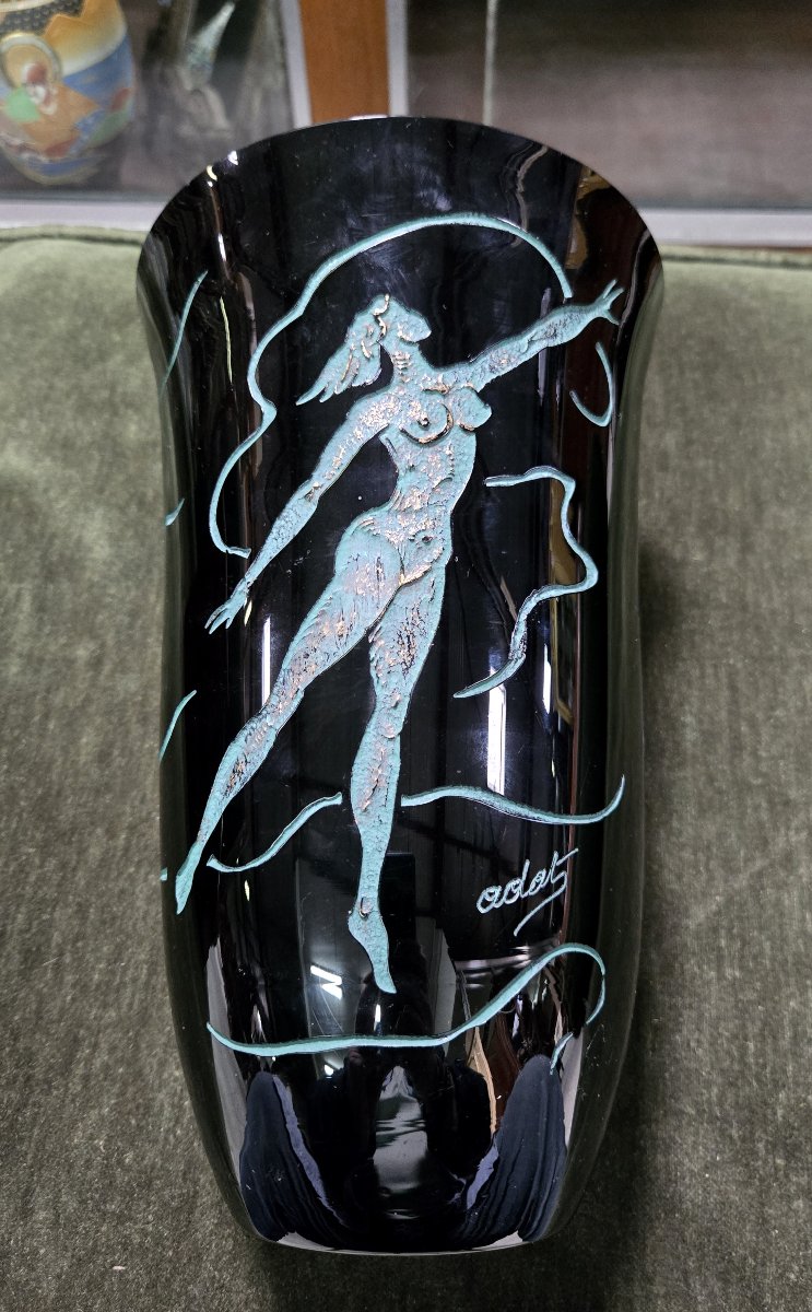Ady Kroyer : Vase de forme balustre en verre noir, décoré en relief d’une figure féminine-photo-2