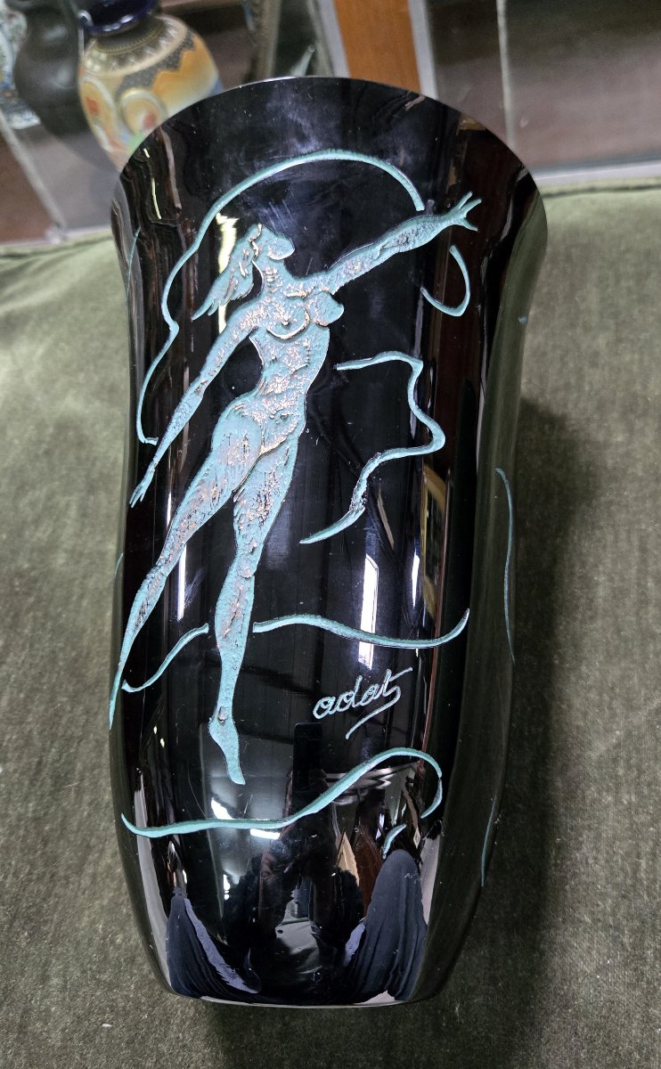 Ady Kroyer : Vase de forme balustre en verre noir, décoré en relief d’une figure féminine-photo-3