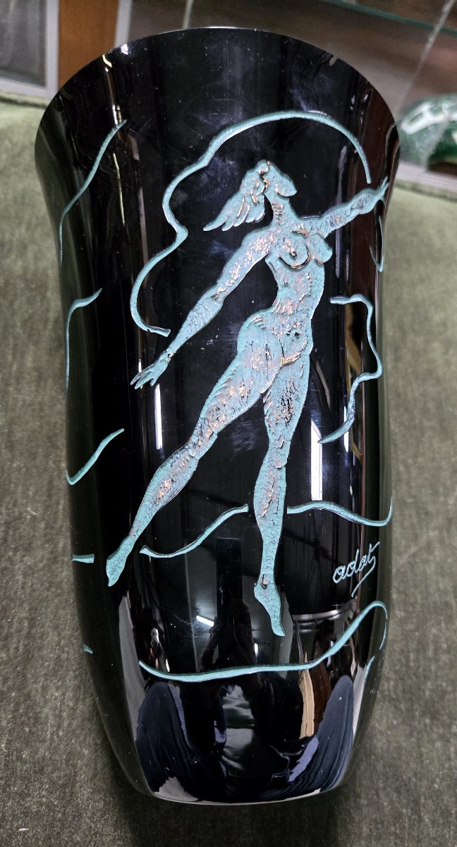 Ady Kroyer : Vase de forme balustre en verre noir, décoré en relief d’une figure féminine-photo-4