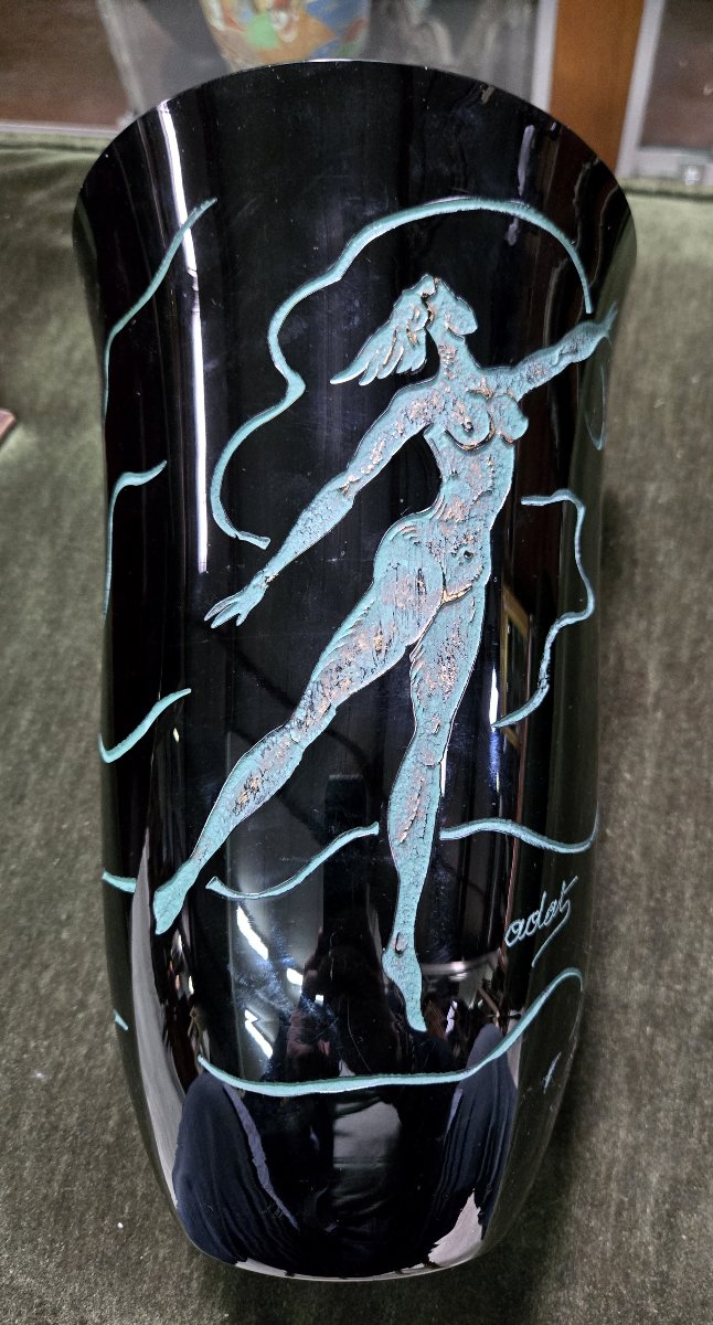 Ady Kroyer : Vase de forme balustre en verre noir, décoré en relief d’une figure féminine-photo-8