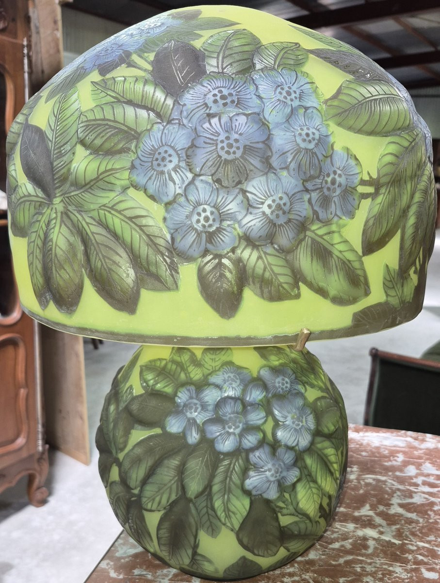 Lampe de table en pate de verre , ornée d’un riche décor végétal dégagé à l’acide -photo-1