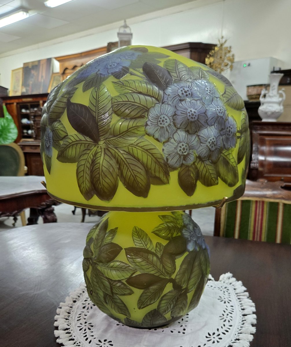 Lampe de table en pate de verre , ornée d’un riche décor végétal dégagé à l’acide -photo-4