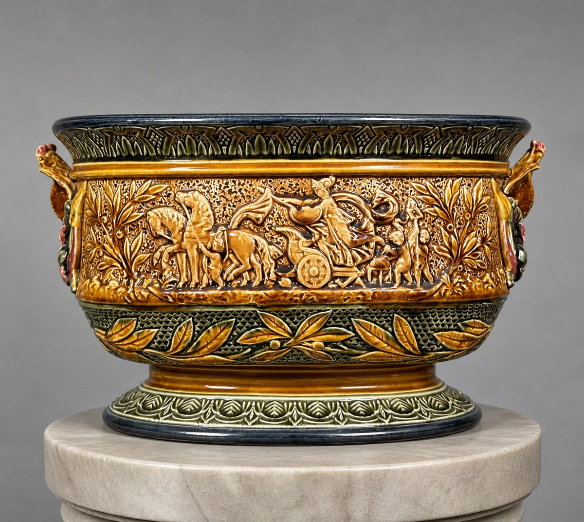 Jardinière en barbotine polychrome, travail Français de la fin du XIXe siècle