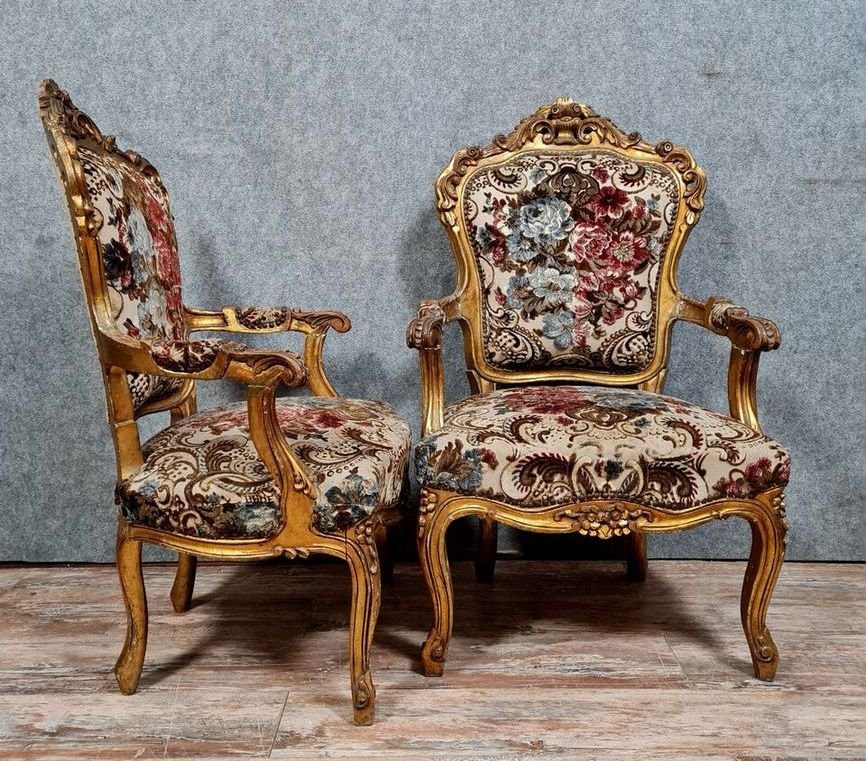 Paire de fauteuils cabriolet en bois sculpté et doré, de style Louis XV-photo-1