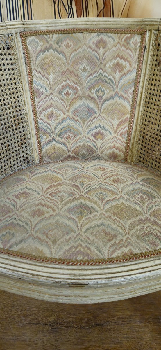 Fauteuil gondole de style Louis XVI en bois sculpté et patiné crème-photo-4