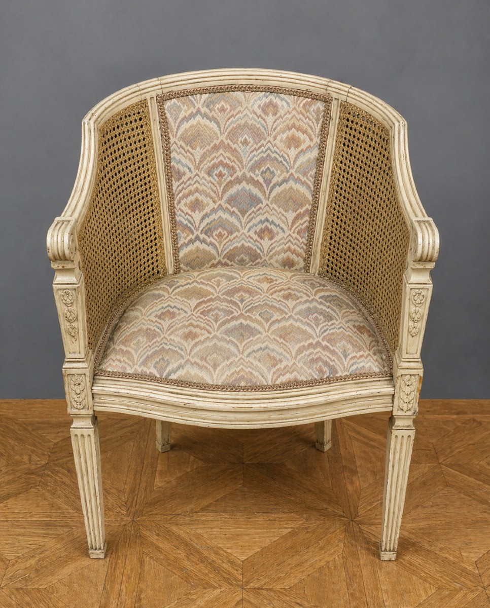Fauteuil gondole de style Louis XVI en bois sculpté et patiné crème